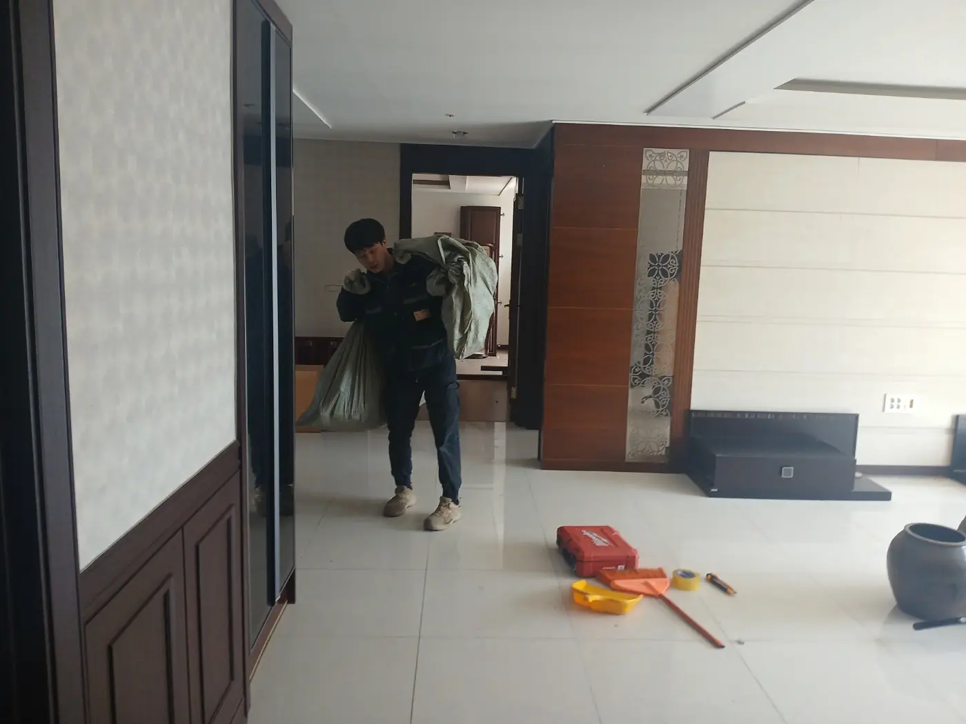 현장에서 직접 물품을 옮기는 작업자